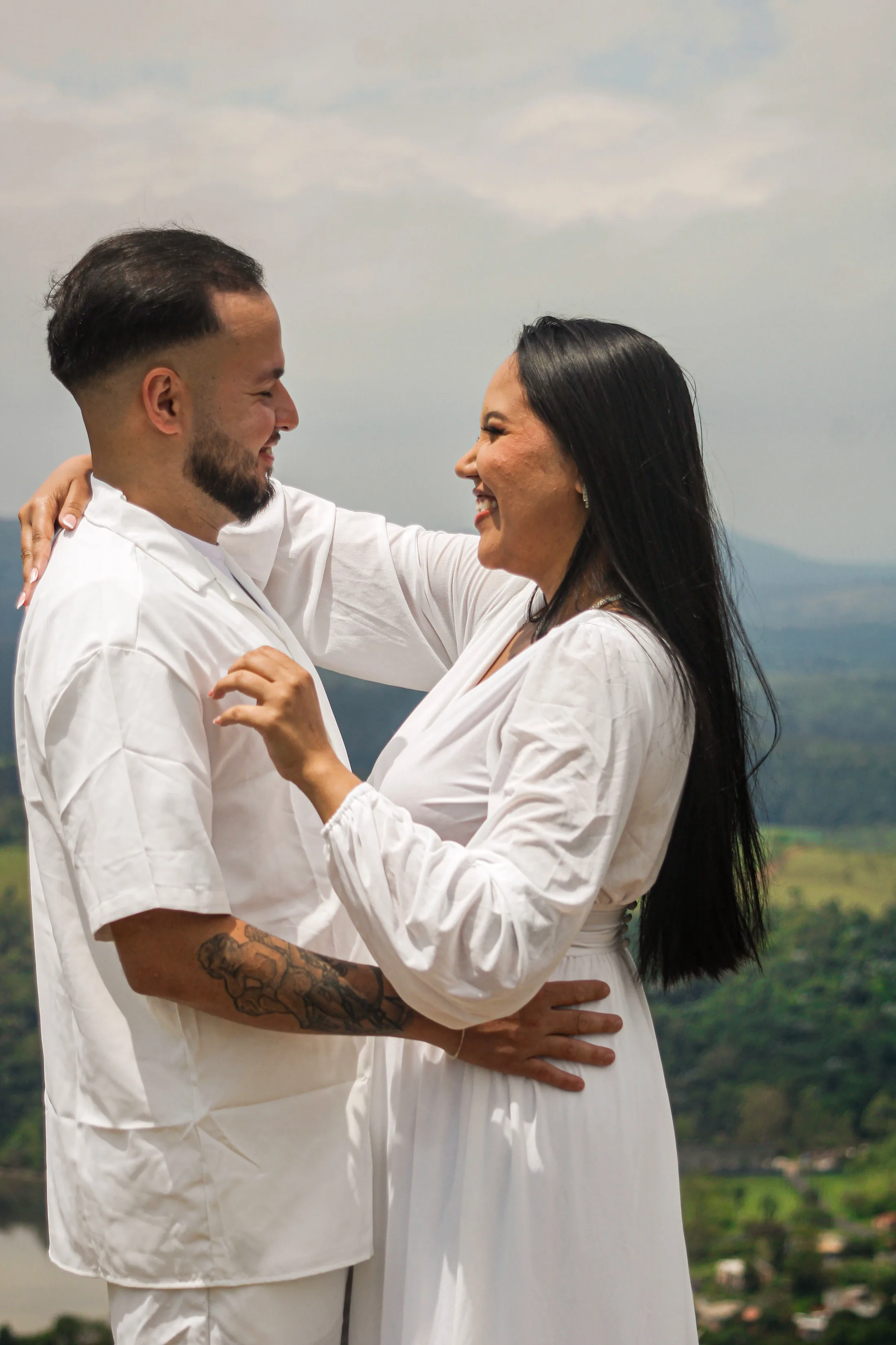 Casal frente a frente, abraçado, sorrindo.